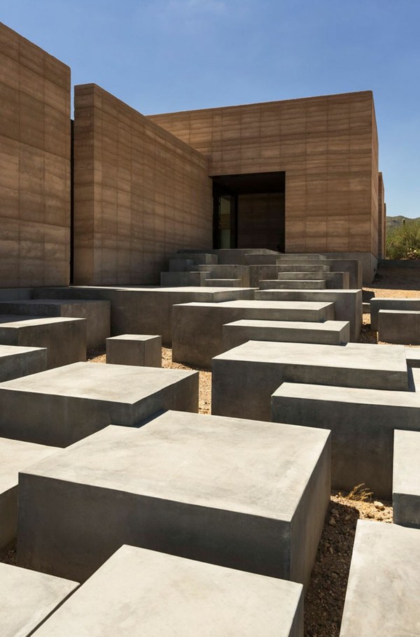 Casa de pedra de concreto com janelas grandes e arquitetura moderna