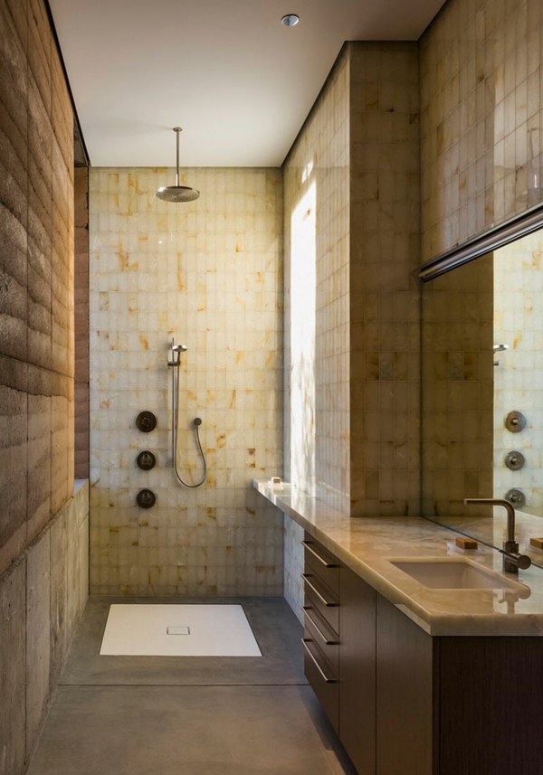 Banheiro estreito com azulejos cor de areia