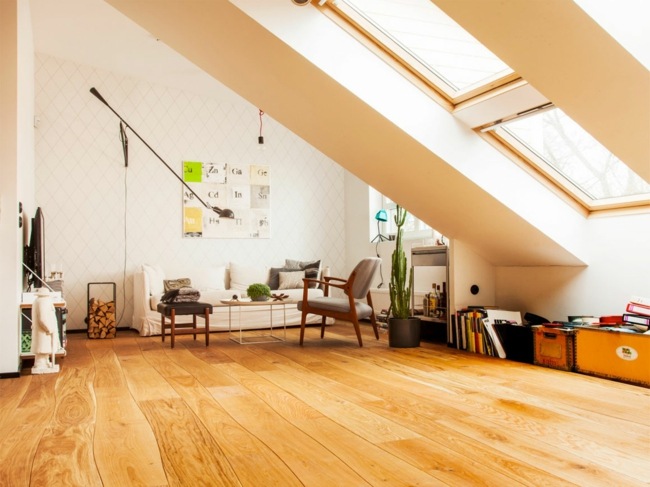 Apartamento de 1 quarto com claraboia e piso de madeira no sótão
