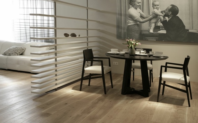 Configure o pequeno apartamento em tábuas de madeira tipo sofá da área de jantar