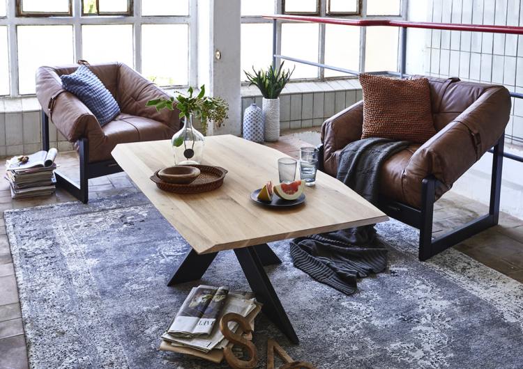 Mesa de madeira maciça, sala de estar, mesa de centro com estrutura de metal, borda natural, tampo de carvalho oleado