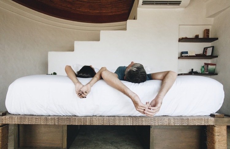 Vantagens do colchão macio Homem e mulher deitam-se na cama
