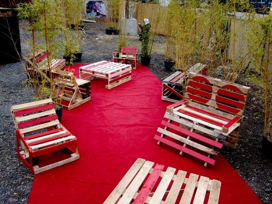 ideias com detalhes em vermelho para móveis feitos de paletes de madeira