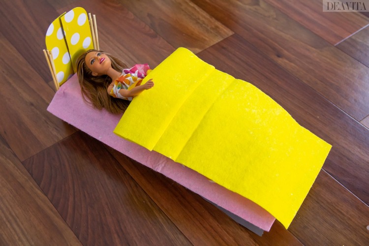 Faça seus próprios móveis para a casa de bonecas em uma caixa de papelão