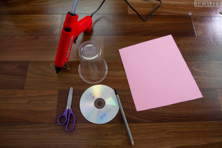 Faça seus próprios móveis para a mesa de jantar da casa de bonecas