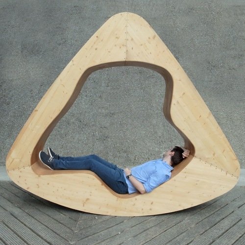 móveis de design para relaxamento posição cama triângulo de madeira