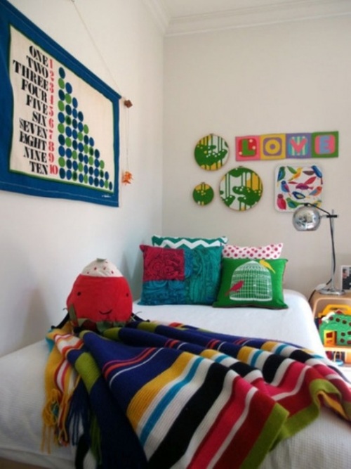 quarto feminino com teto colorido