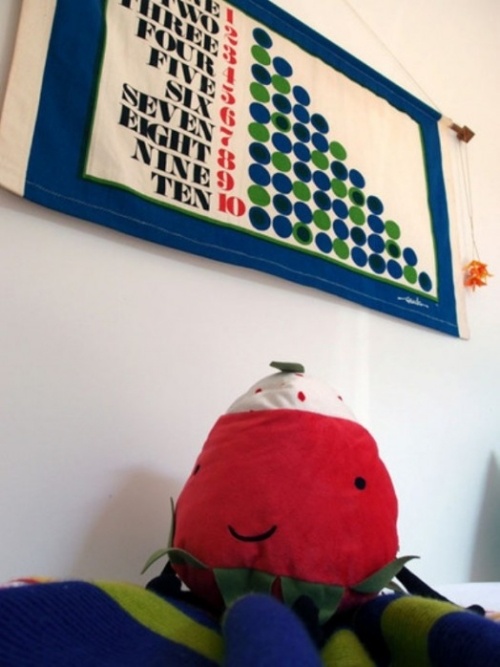 quarto infantil para meninas com decoração colorida na parede