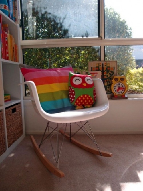 quarto infantil feminino com cadeira de decoração colorida