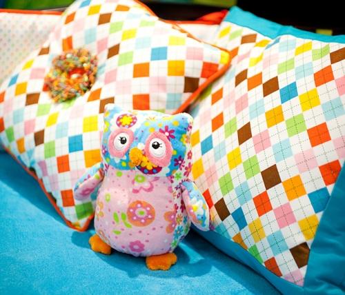 quarto feminino com almofadas coloridas