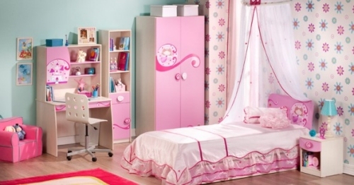 quarto de meninas com decoração colorida rosa