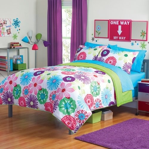 quarto de meninas com decoração colorida lilás