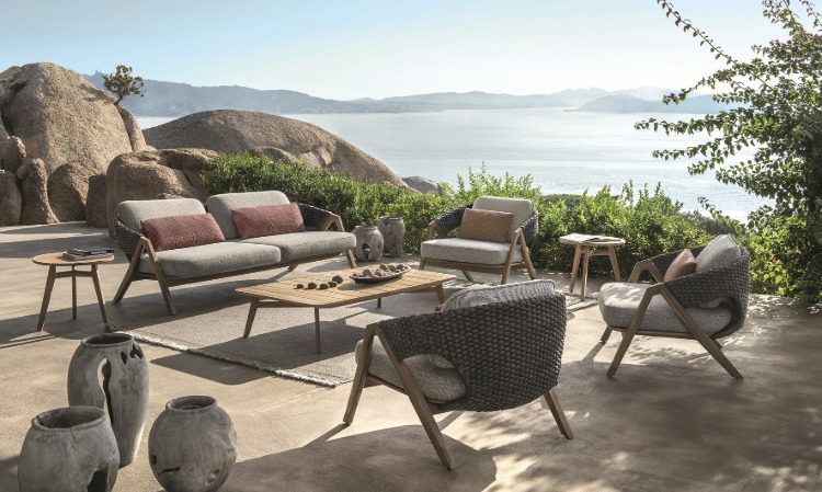 móveis de jardim minimalistas mediterrâneos ao ar livre com vista para o mar e pedras
