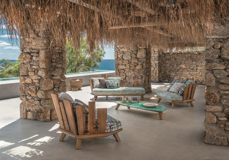 móveis rústicos de madeira para jardim meditarrane em terraço com colunas de pedra natural