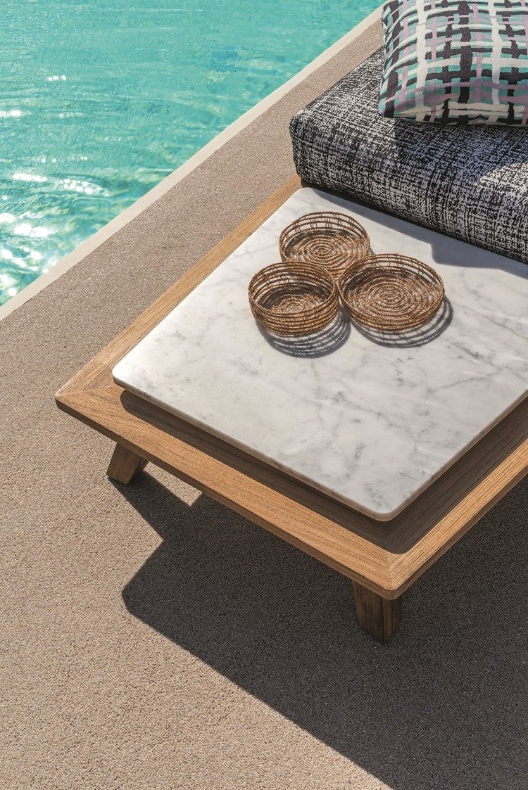 combinação de mármore e madeira para uma pequena mesa lateral na área da piscina