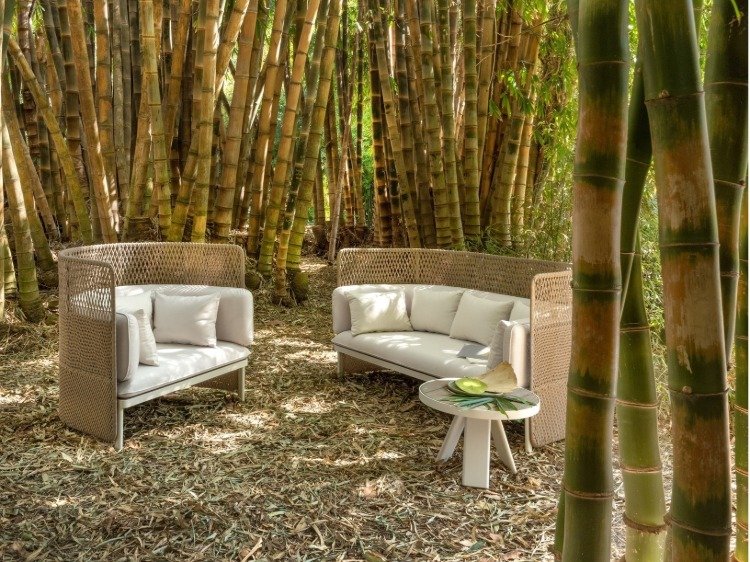 móveis de jardim mediterrâneos feitos de materiais de malha e almofadas cercadas por bambu