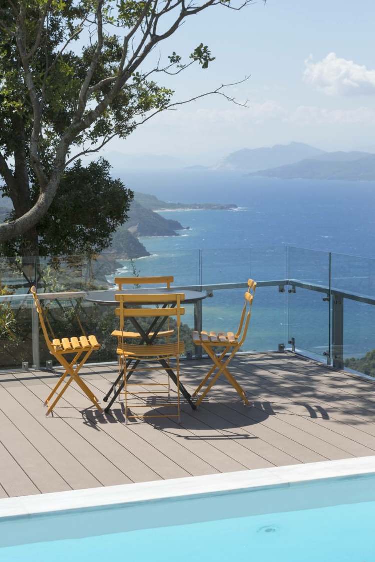 mediterrâneo-parede-pedra-madeira-terraço-cadeiras-mesa-corrimão-vidro