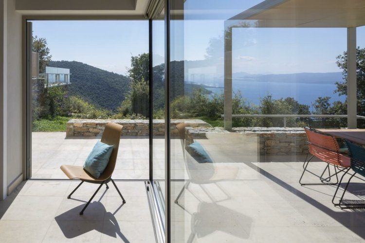 parede mediterrânea-pedra-vidro-parede-ideia-cadeira-estilo moderno-terraço