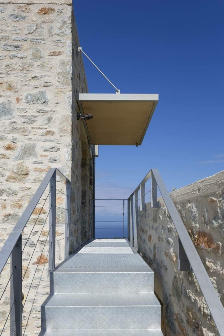 mediterrâneo-parede-pedra-entrada-telhado-moderno-escada de metal