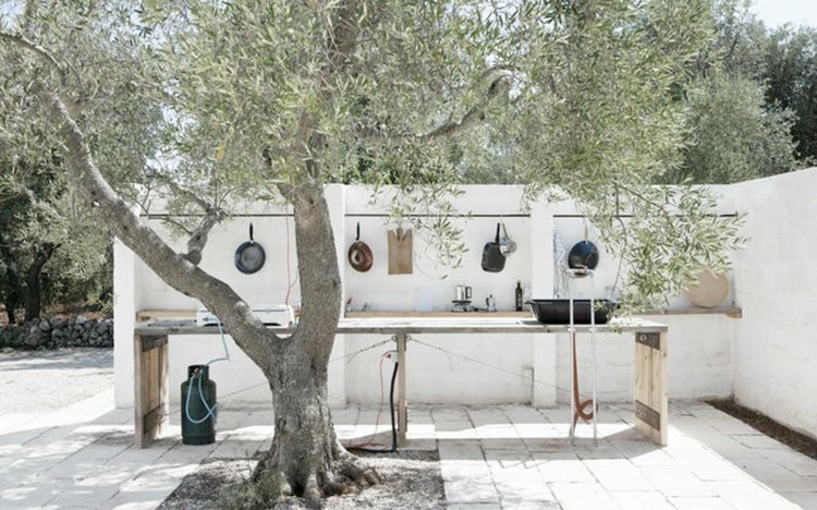 mediterrâneo-jardim-paisagismo-branco-cozinha-ao ar livre-oliveiras-panelas