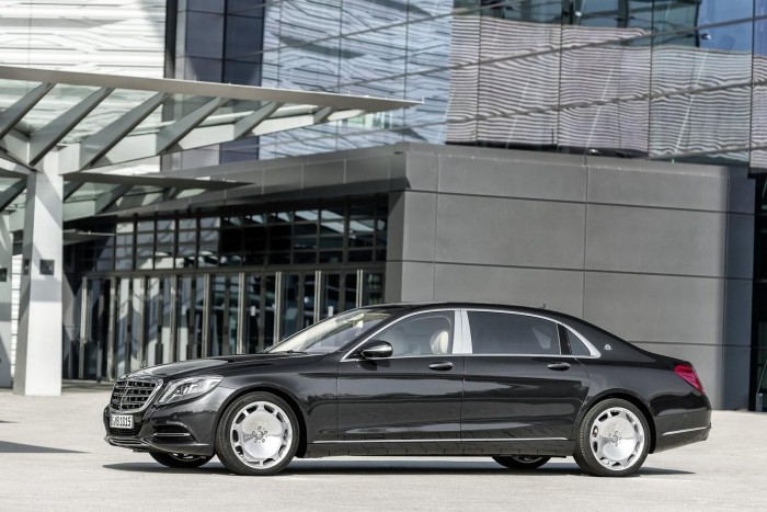 Mercedes-Maybach-S-Class-black-design-distintivo-porta-traseira-design