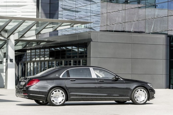 Mercedes-Maybach-S-600-luxo-móvel-portas-traseiras-linhas-isolamento especial