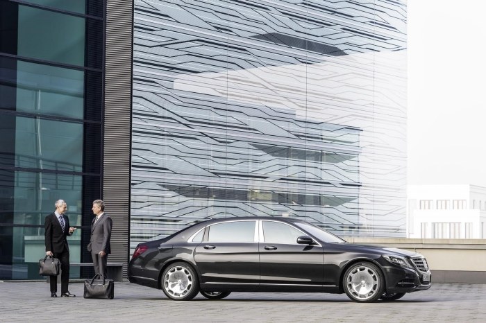Mercedes-Maybach-S-600-luxo-classe-clara-arquitetura-design-com-materiais nobres-elementos de controle
