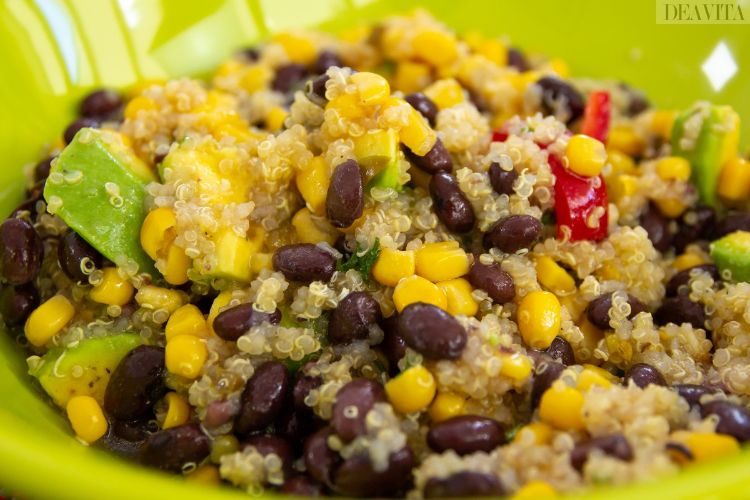 close up misture feijão quinoa milho abacate salada de ingredientes de páprica