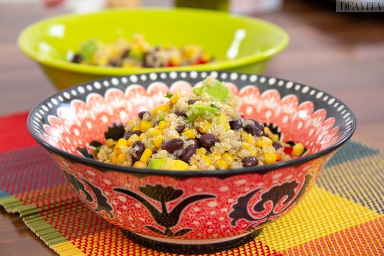 Sirva a salada mexicana de quinua pronta