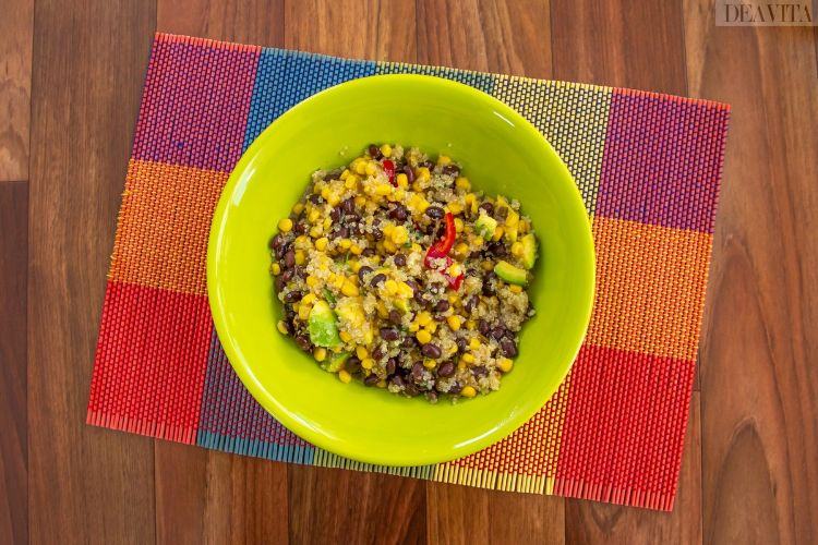 Sirva a salada mexicana pronta