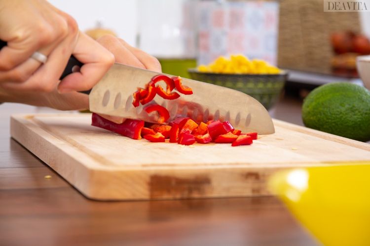 salada mexicana quinoa páprica dados tábua de madeira faca de cozinha