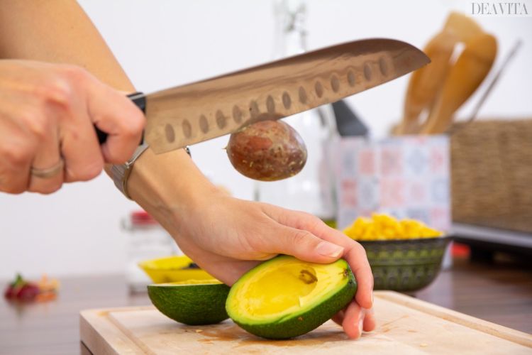 Prepare a receita da salada mexicana simplesmente corte o miolo do abacate