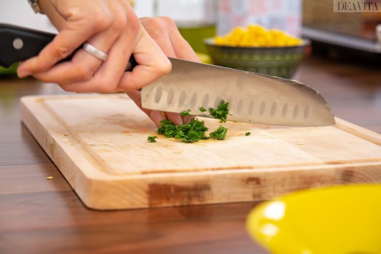 Prepare a receita da salada mexicana simplesmente pique a salsa