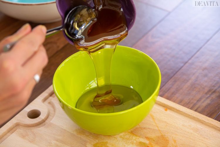 adicione molho de mel e despeje uma tigela de sopa de tábua verde