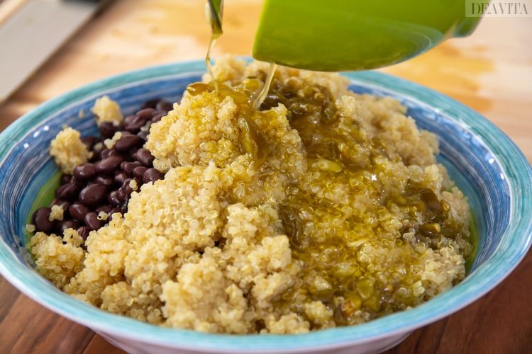 molho despeje tigela de mistura de ingredientes de quinua cozida