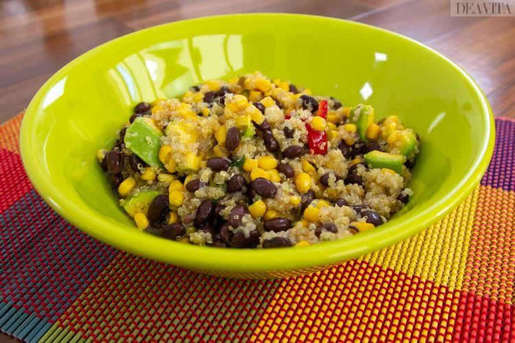 salada mexicana de quinoa pronta para servir tigela verde mistura colorida