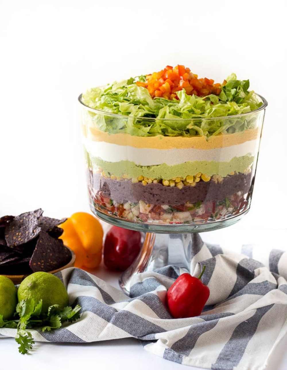 Tigela grande de salada mexicana em camadas para vegetarianos sem glúten