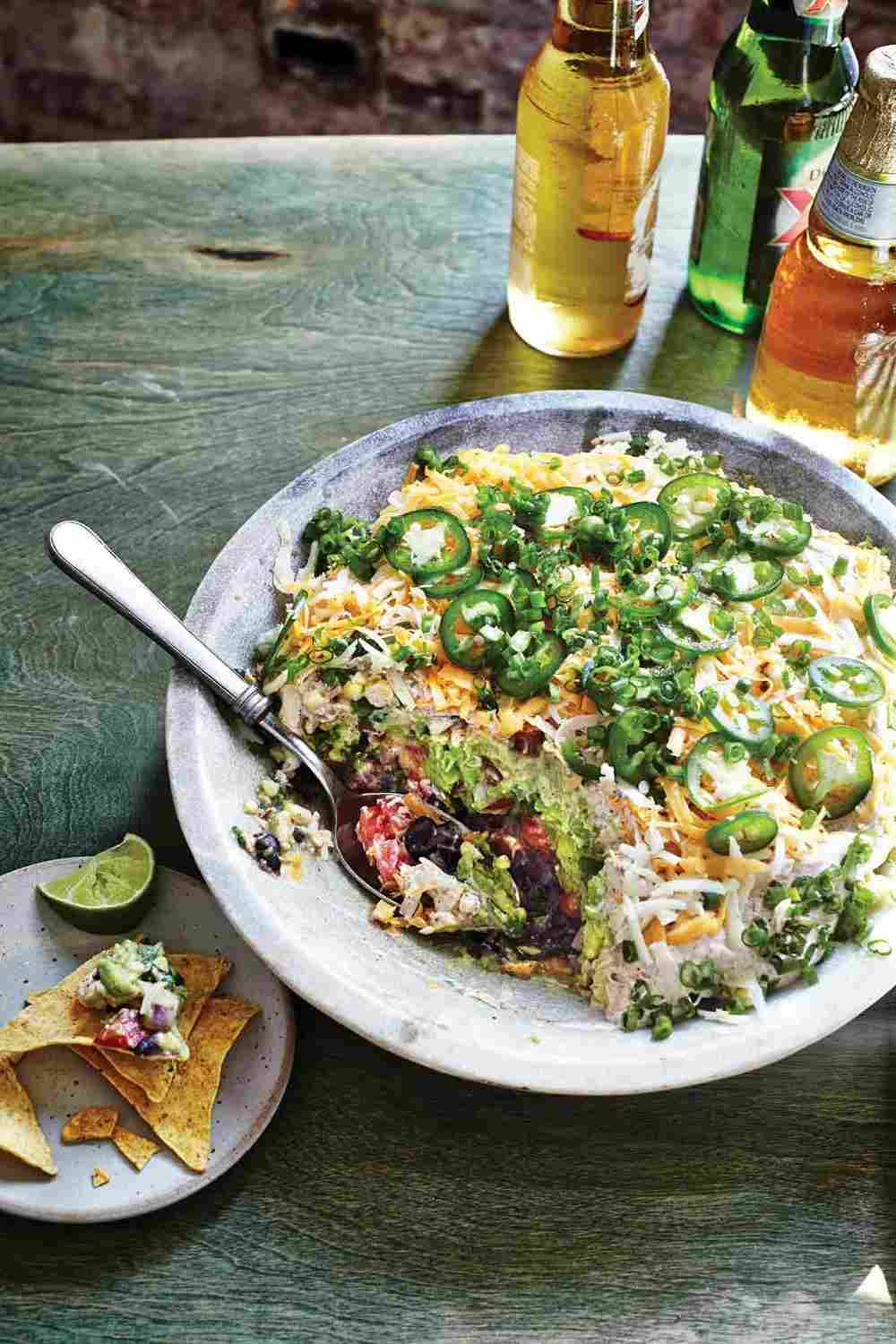 jalapeño na salada mexicana em camadas com queijo cheddar ralado e tortilla