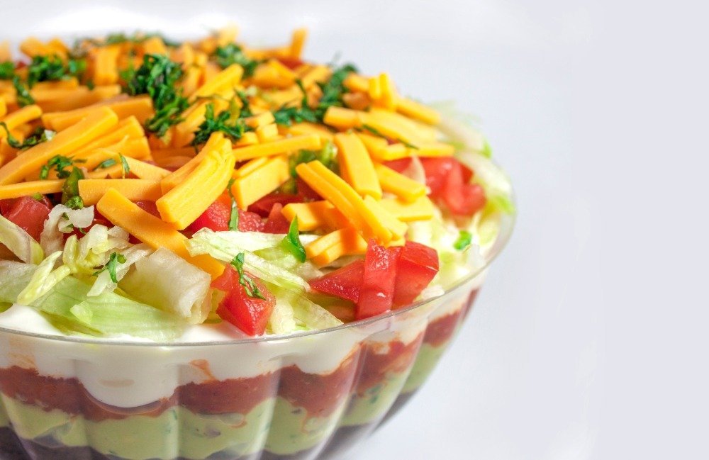8 camadas de salada mexicana com cenoura páprica alface iceberg alface romana e molho feito de abacate e creme