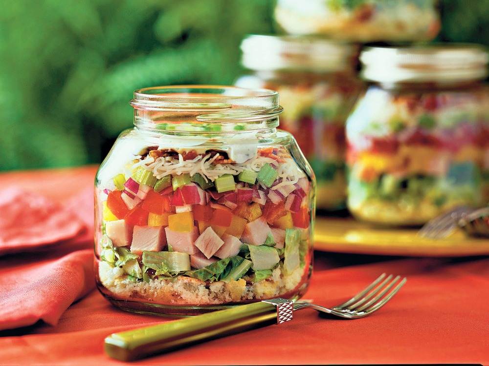 Salada mexicana em taça servida com páprica picada e presunto colorido e delicioso