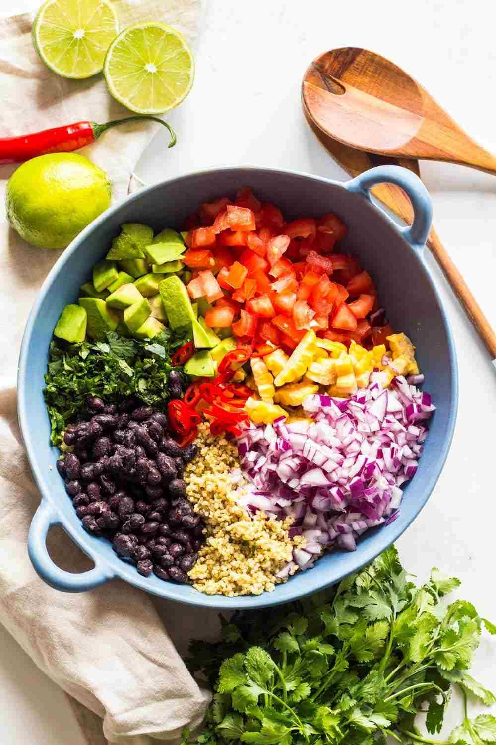 Ingredientes frescos salada mexicana em camadas, como cebola roxa, salsa, abacate e quinoa, frango