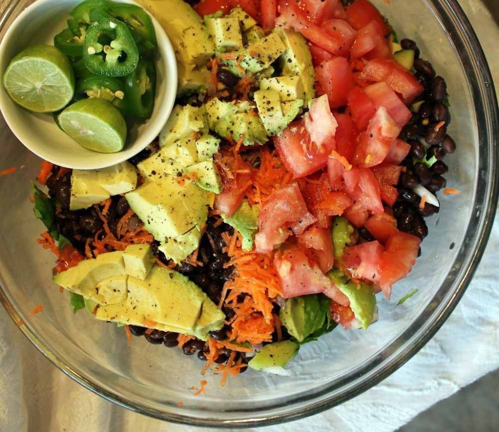 Ingredientes Salada mexicana em camadas com molho de limão e abacate, tomates, feijão preto, cenouras