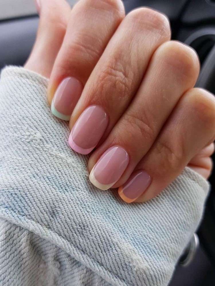 Micro French Nails Tendências de unhas em tons pastel