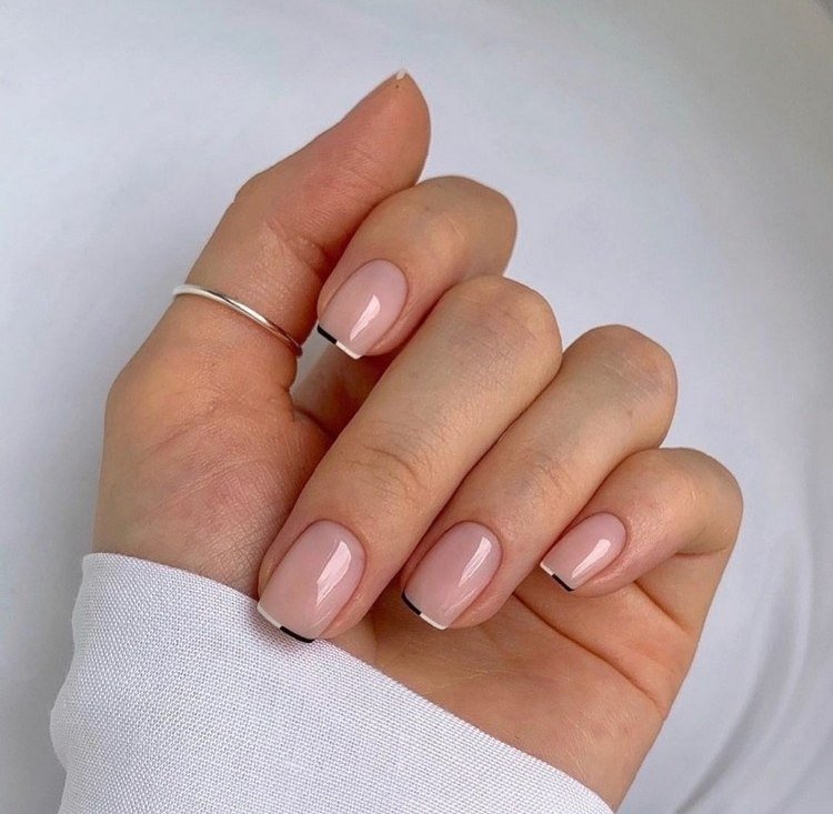 Design de unhas da tendência Micro French Nails para unhas curtas