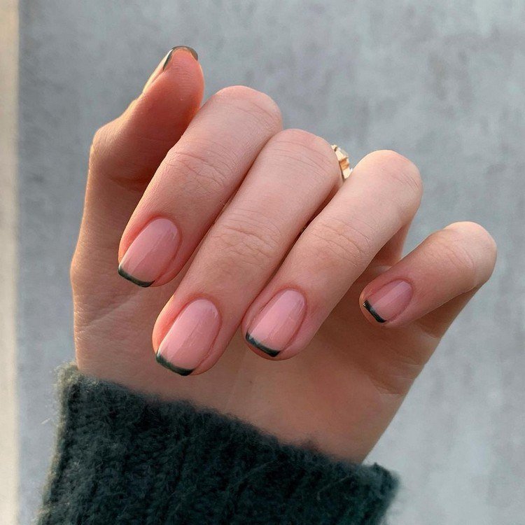 Desenhos de unhas para unhas curtas Micro French Nails tendência 2021