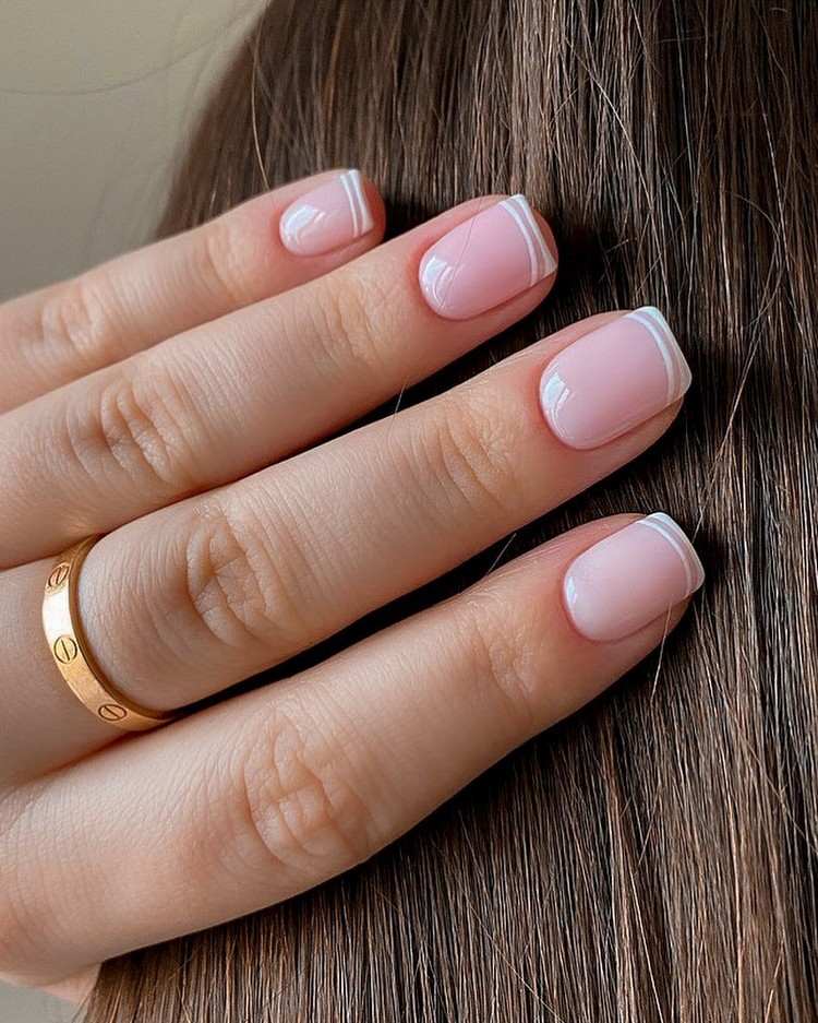 Tendências em unhas primavera 2021 Micro French Nails