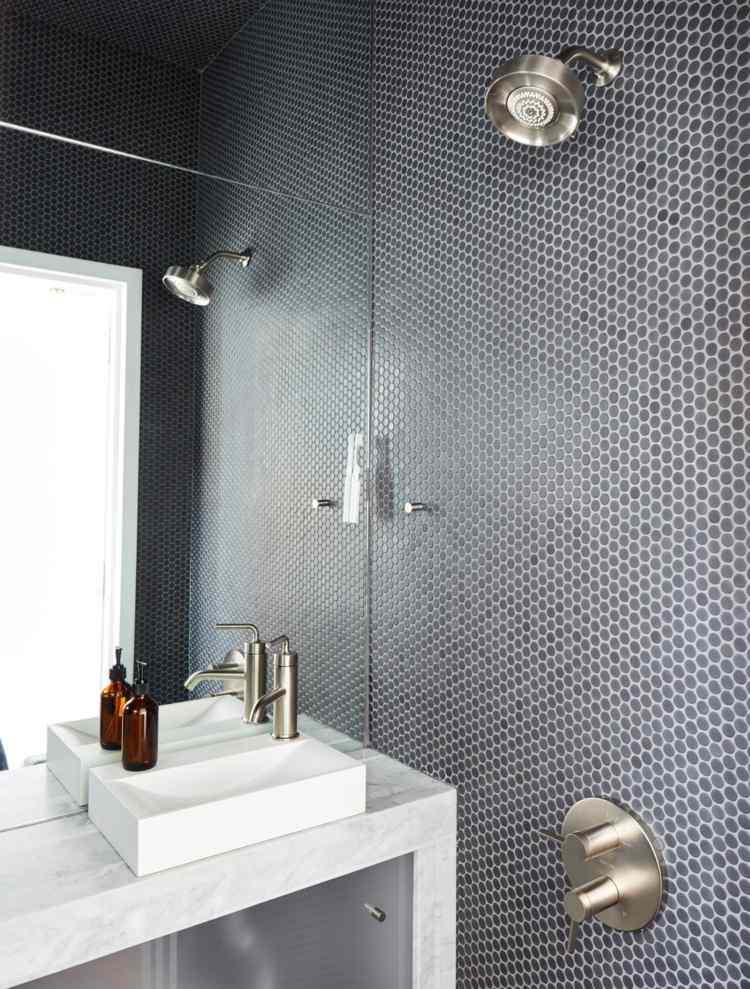 ladrilhos de banheiro de pequeno formato chuveiro em material lithoverde vaidade