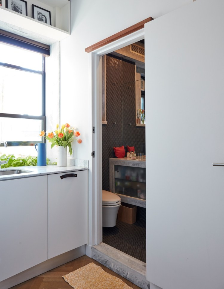 cozinha banheiro armários brancos micro apartamento vida editado 2 graham hill new york