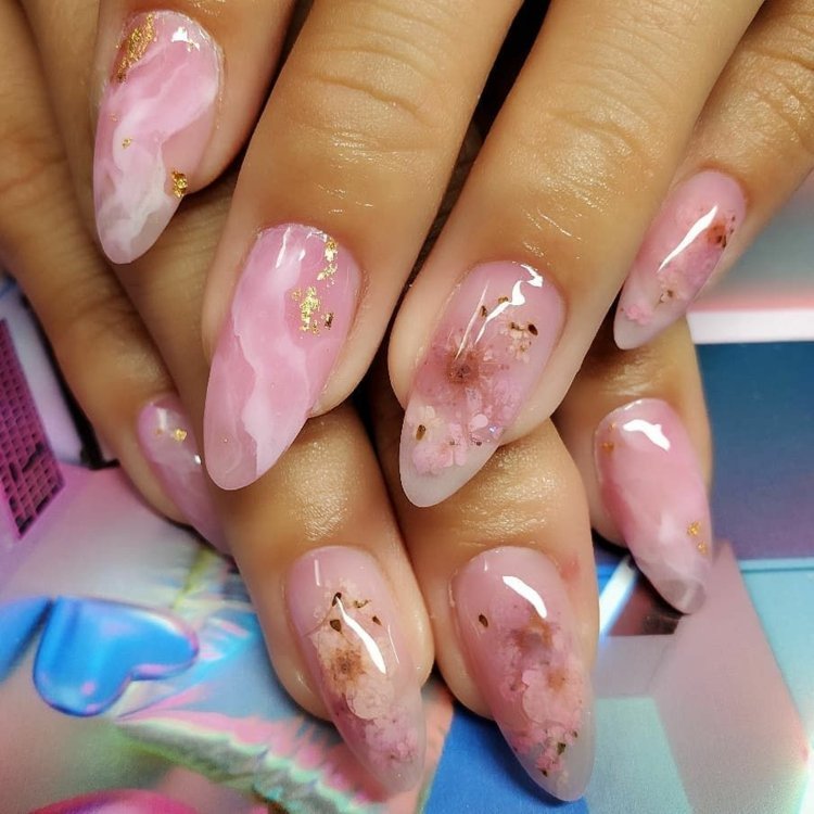 Milk Bath Nails Tendências em unhas compridas em formato de amêndoa