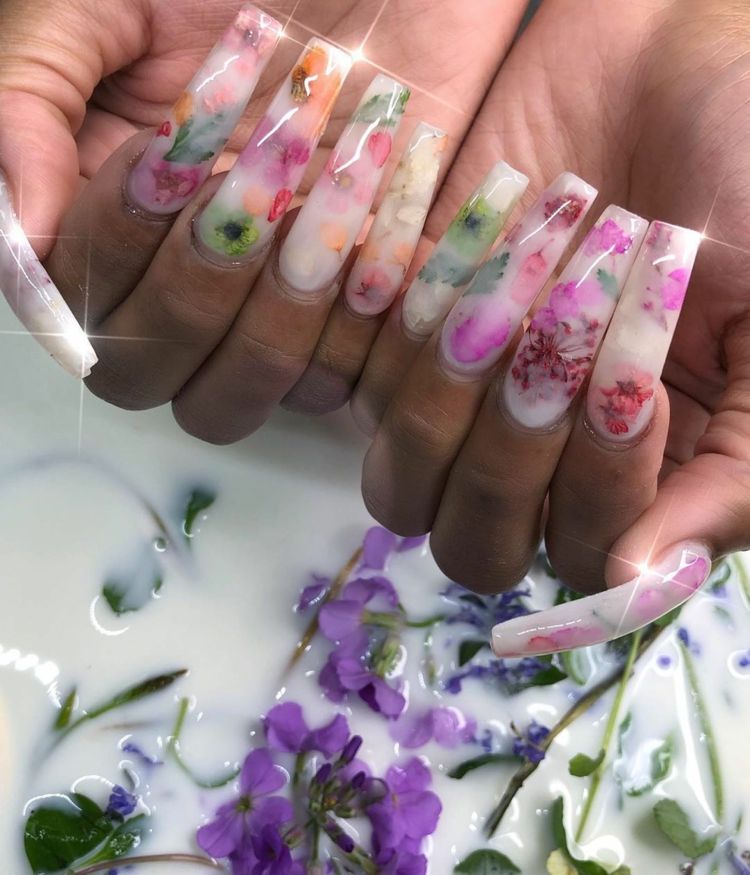 Idéias de design de unhas de flores secas para tendências de verão unhas de banho de leite 2020